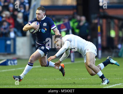 Schottland's Stuart Hogg (links) und England's Jonny kann in Aktion während der RBS Six Nations match bei BT Murrayfield, Edinburgh. Stockfoto