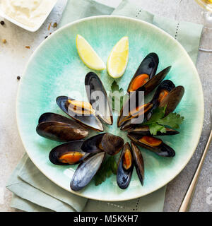 Immer noch leben, Restaurant abendessen. in Weißwein-Sauce gekocht mit einem Glas Weißwein, weißes Brot Toast, Knoblauch Sauce und Zitronenscheiben. Stockfoto