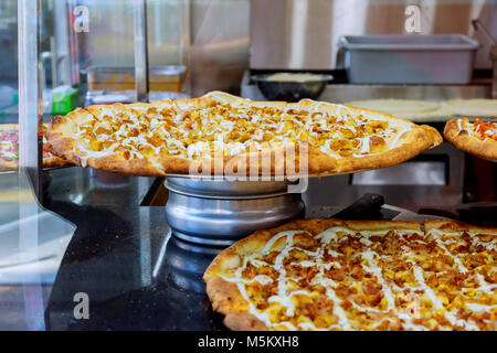 Pizzeria Restaurant Pizza Torten auf Anzeige zum Verkauf in der Pizzeria. Selektive konzentrieren. Stockfoto