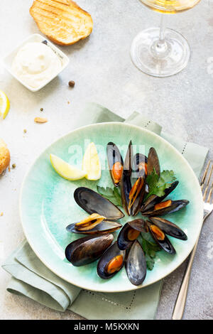 Immer noch leben, Restaurant abendessen. in Weißwein-Sauce gekocht mit einem Glas Weißwein, weißes Brot Toast, Knoblauch Sauce und Zitronenscheiben. Stockfoto