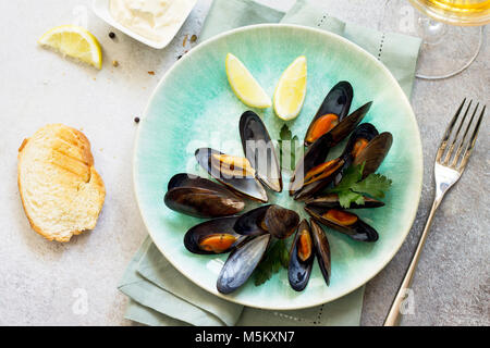 Immer noch leben, Restaurant abendessen. in Weißwein-Sauce gekocht mit einem Glas Weißwein, weißes Brot Toast, Knoblauch Sauce und Zitronenscheiben. Stockfoto