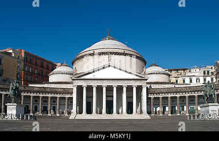 Die Piazza del Plebiscito ist einer der größten und schönsten Plätze Neapels. Es liegt im Herzen des historischen Zentrums Stockfoto