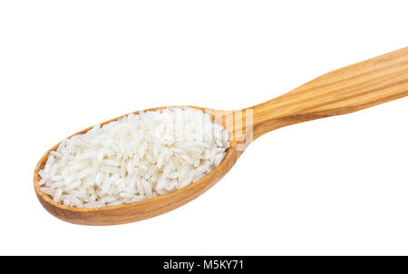 Basmati Reis im Löffel aus Holz isoliert auf weißem Stockfoto