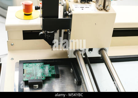 Automatisierung der Zusammenbau der Maschine der Computerplatine in der Fabrik für die Produktion von Komponenten des Computers. Der Prozess der Löten der Platine. Stockfoto
