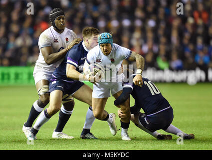 England's Jack Nowell (Mitte) in Aktion während der RBS Six Nations match bei BT Murrayfield, Edinburgh. Stockfoto