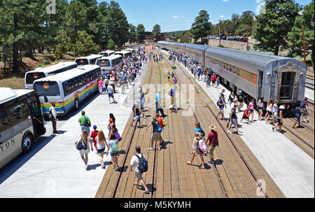 Grand Canyon Railroad Depot. Juli 2, 2011. Fast 230.000 Besucher pro Jahr kommen an der historischen Grand Canyon Depot über den Grand Canyon Railway, die ein wichtiger Bestandteil der Transport System des Park. Ausflüge mit dem Bus Mit dem Zug Passagiere waren geladen, nördlich der Spuren in einem kleinen Parkplatz aus Dorf Schleife Antrieb neben dem Depot. Da der Raum begrenzt war, Busse waren erforderlich, um Bac Stockfoto