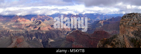 Grand Canyon Hopi Point-Sturm Clearing zu den. Hopi Point ist eines der beliebtesten Aussichtspunkte entlang der malerischen Einsiedler Straße für den Sonnenuntergang und Sonnenaufgang wegen seiner weiten Ausblicke. Der Colorado River in Sicht kommt an vier Stellen. Sanitäre Einrichtungen sind hier verfügbar. Hopi Point ist auch ein Shuttle Bus Stop. Stockfoto