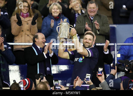 Schottland Kapitän John Barclay feiert mit der calcutta Cup Trophäe bei der RBS Six Nations match bei BT Murrayfield, Edinburgh. Stockfoto