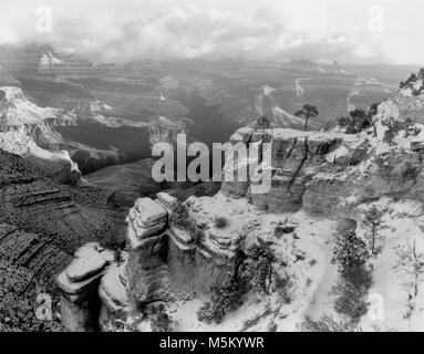 Grand Canyon historischen Bright Angel Trail. Blick von der ÜBERSEHEN AUF DER AUTOBAHN UNMITTELBAR WESTLICH DES Bright Angel Trail nach einem Schneesturm, 4. März 1956. Im Vordergrund EIN TEIL DES TRAILS IST OFFENSICHTLICH. PLATEAU Point und Bright Angel CANYON SIND SICHTBAR AN DER LINKEN MITTE UND OBEN MITTE. Stockfoto