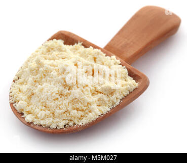 Gramm Mehl in Holz- Schaufel auf weißem Hintergrund Stockfoto