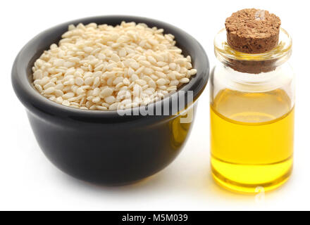 Geschälte Sesamsamen mit Öl in einem Gefäß über Weiß Stockfoto