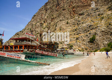 Oludeniz, Türkei - 11. Mai 2017: Segelschiffe für Ausflüge auf das Meer im Hafen, bewegliche Brücken für Touristen in und aus dem Boot. Editori Stockfoto