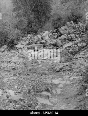 Grand Canyon historischen Bright Angel Trail indische Gärten. Sturmschäden am indischen Gärten - BLICK AUF DEN EHEMALIGEN TRAIL ZWISCHEN OBEREN UND UNTEREN HÄUSER; 1/4 Meile VON NEUEN TRAIL ERFORDERLICH. Stockfoto