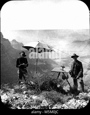 Grand Canyon Cape Royal. FRANCOIS MATTHES TOPOGRAPHISCHE CREW MAPPING DER GRAND CANYON. Ebene TABELLE STATION MIT REGENSCHIRM AM CAPE ROYAL (WEST) AUF DER N. RIM. Engel TOR UNMITTELBAR LINKS VON DACH. Ca. 1904 Stockfoto