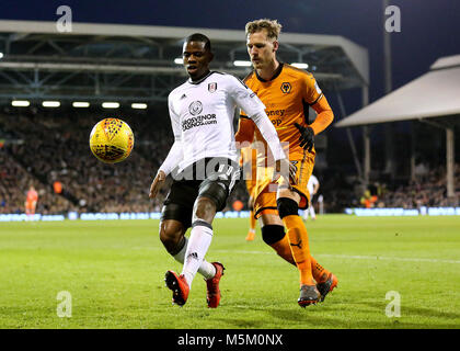 Die fulham Floyd Ayite schirmt den Ball von den Wölfen Barry Douglas während der WM Spiel im Craven Cottage, London. Stockfoto