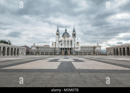 Anzeigen von Almudena Palace in Madrid Stockfoto