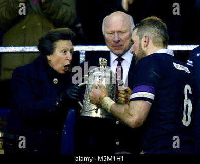 HRH the Princess Royal Hände der Calcutta Cup Schottland Kapitän John Barclay während der RBS Six Nations match bei BT Murrayfield, Edinburgh. Stockfoto