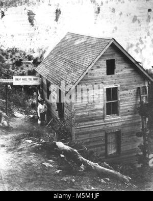 Grand Canyon historischen Bright Angel Trail. KOLB STUDIO W/Bright Angel Trail MAUTSTELLE. Schmirgel stehend, ELLSWORTH IN DER TÜR. CIRCA 1904. KOLB BROS. Stockfoto