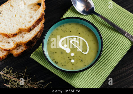 Gesunde grüne Suppe auf einem dunklen Holztisch Stockfoto