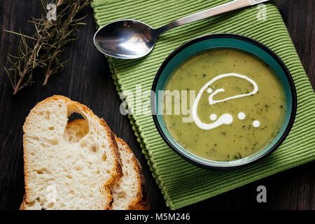 Gesunde grüne Suppe auf einem dunklen Holztisch Stockfoto