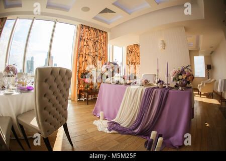 Blumenschmuck in Silber Schale mit rosa Pfingstrosen und Hydrangea Stockfoto