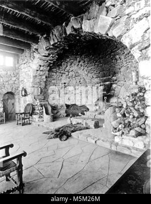 Grand Canyon historisch-Hermits Rest Innen. c. Detail der Kamin an Hermits Rest. Bear Skin rug. Brennholz. Blick nach Osten. Einsiedler rim Road (W Rim Drive) Grca 22665 ca. 1916 Fred Harvey Co. Stockfoto