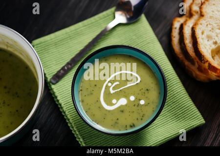 Gesunde grüne Suppe auf einem dunklen Holztisch Stockfoto