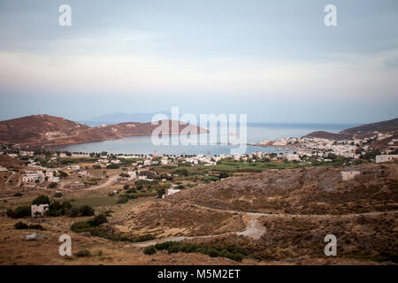 Die Fähre fährt von Serifos Hafen bei Sonnenuntergang Zeit. Kykladen, Griechenland Stockfoto
