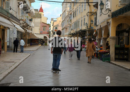 Ein Skateboarder Skaten in der Fußgängerzone, Altstadt von Korfu, Weltkulturerbe der UNESCO, Korfu, Griechenland Stockfoto