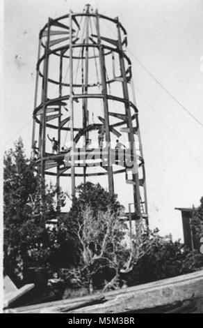 Grand Canyon Historischen - Desert View Wachtturm Bau. c. Stahlskelett der Wachturm. Arbeiter winkte. Stahlträger, die aus den hängenden Kabel. CIRCA 1932 HIRCHBORN Stockfoto