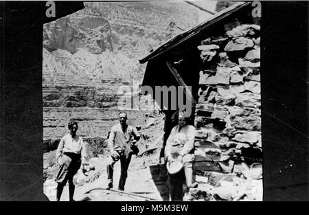 Grand Canyon historischen Einsiedler Trail. Drei Leute STEHEN VOR SANTA MARIA FEDER REST HOUSE, AUF EINSIEDLER TRAIL. Stockfoto