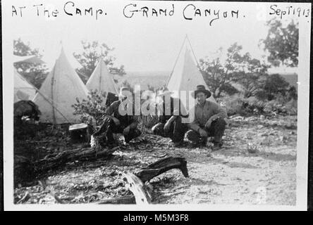 Grand Canyon historischen Einsiedler Trail. Detail der Zeltplatz in der Nähe von Einsiedler trailhead. Wies Zelte. 3 Männer hocken. Ende der Einsiedler rim Road (W Rim Drive) Sept. 1913. Stockfoto