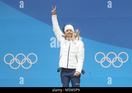 Pyeongchang, Südkorea. 24 Feb, 2018. Goldmedaillenträger Ester Ledecka der Tschechischen Republik reagiert während der siegerehrung von parallel Riesenslalom der Frauen groß von Snowboard an die 2018 PyeongChang Winter-olympischen Spiele auf der Medal Plaza, Pyeongchang, Südkorea, 24.02.2018. Credit: Li Gang/Xinhua/Alamy leben Nachrichten Stockfoto