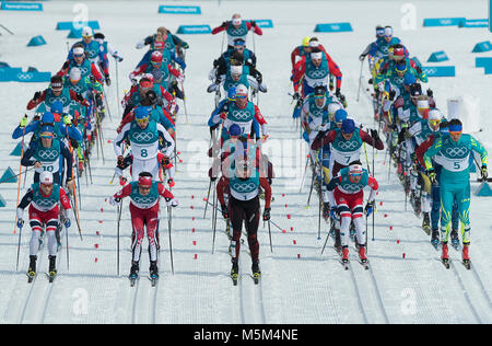 Gangneung, Südkorea. 24 Feb, 2018. Der Start des Langlauf Männer 50 km Massenstart klassisch PyeongChang 2018 Winter-olympischen Spiele bei Gangneung Oval. Credit: Paul Kitagaki jr./ZUMA Draht/Alamy leben Nachrichten Stockfoto