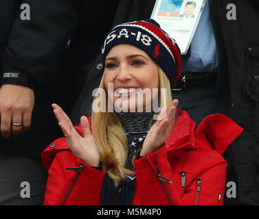 Pyeongchang, Südkorea. 24 Feb, 2018. Ivanka Trump, Tochter von und Berater von US-Präsident Donald Trump, sitzt in den Ständen großer Die Men's Air Snowboard Finale der Alpensia Skispringen Zentrum in Pyeongchang, Südkorea, 24. Februar 2018 zu beobachten. Credit: Daniel Karmann/dpa/Alamy leben Nachrichten Stockfoto