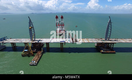 (180224) - Peking, 24.02.2018 (Xinhua) - Foto am 29. Juni, 2016 zeigt die Hong Kong-Zhuhai-Macao Brücke im Bau. Umfangreiche Arbeiten auf der 55-km-langen Hong Kong-Zhuhai-Macao Brücke, längste Seebrücke der Welt, hat Bewertung Behörden übergeben. Das riesige Projekt wurde als ein technisches Wunder und ein großartiges Meisterstück von Si-tech Innovation. Die Brücke dauerte sechs Jahre der Vorbereitung, und acht Jahre zu bauen. Wichtige Arbeit auf der Brücke bestand aus einer 22,9 km langen hauptbrücke, einen 6,7 km langen Tunnel und eine künstliche Insel vor der Brücke, das war die Mo als Stockfoto