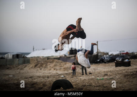 Gaza, Gaza. 23 Feb, 2018. Palästinensische Jugendliche üben die parkour Fähigkeiten auf den Strand von Gaza, Gaza, den 23. Februar 2018. Credit: Mohammed Talatene/dpa/Alamy leben Nachrichten Stockfoto