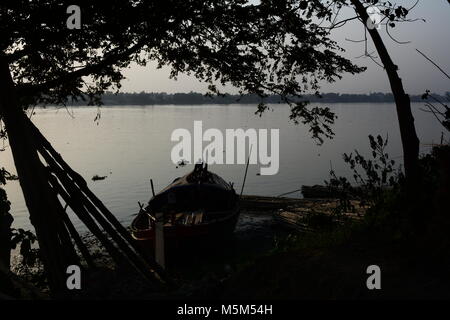 Kutighat, Kolkata, Indien. 24. Februar 2018. Riverine Handel auf Bambus. Migrant Bihari laborors hochladen Bambus für Lieferung auf die Stadt bei Sonnenuntergang auf Hoogly Bank. Traditionell die Bambusse sind Wasser im Fluss Hoogly aus pretzfeld oder innere Westbengalen transportiert. Credit: Rupa Ghosh/Alamy Leben Nachrichten. Stockfoto