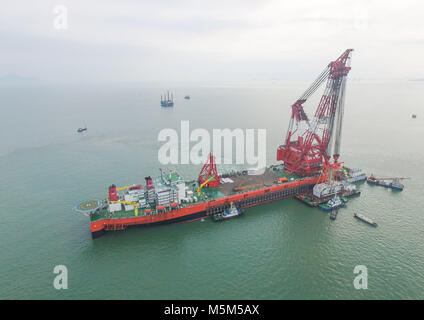 (180224) - Peking, 24.02.2018 (Xinhua) - ein riesiger Kran, der von einem Tanker umgebaut wurde, Hebezeuge ein 6.000-Tonnen Schlüsselstruktur der längste der Welt - Meer Brücke zwischen Hongkong, Zhuhai und Macau, 2. Mai 2017. Den Keil, 12 Meter lang und mit einem Gewicht von mehr als 25 Airbus A380 Jets, wurde gesenkt Die eingetauchten Rohre der unterirdischen Tunnel der Brücke zu verbinden. Umfangreiche Arbeiten auf der 55-km-langen Hong Kong-Zhuhai-Macao Brücke, längste Seebrücke der Welt, hat Bewertung Behörden übergeben. Das riesige Projekt wurde als ein technisches Wunder und ein herrliches Meisterstück der Si-te Stockfoto