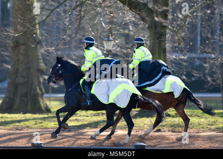 Berittene Polizei Offiziere gehen für einen Galopp im Hyde Park. Die Metropolitan Police Pferde galoppieren. London Stockfoto