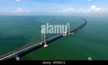 (180224) - Peking, 24.02.2018 (Xinhua) - Foto am 6. Juni, 2017 zeigt die Hong Kong-Zhuhai-Macao Brücke im Bau. Umfangreiche Arbeiten auf der 55-km-langen Hong Kong-Zhuhai-Macao Brücke, längste Seebrücke der Welt, hat Bewertung Behörden übergeben. Das riesige Projekt wurde als ein technisches Wunder und ein großartiges Meisterstück von Si-tech Innovation. Die Brücke dauerte sechs Jahre der Vorbereitung, und acht Jahre zu bauen. Wichtige Arbeit auf der Brücke bestand aus einer 22,9 km langen hauptbrücke, einen 6,7 km langen Tunnel und eine künstliche Insel vor der Brücke, das war die Mos als Stockfoto