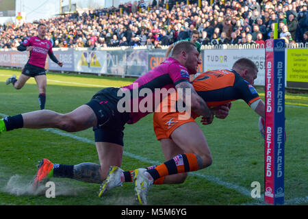 24. Februar 2018, Flicken - A - Schlauch Dschungel, Castleford, England; Betfred Super League Rugby, Castleford Tiger gegen Hull FC; Greg Minikin geht ein Versuchen in Angriff von Hull FC Josh Griffin Score zu Stockfoto