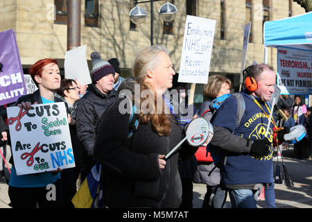 Mitglieder des PCS Union samba Band melden Sie einen Marsch der NHS in Bolton zu speichern, 24 Februar, 2018 (C) Barbara Cook/Alamy leben Nachrichten Stockfoto