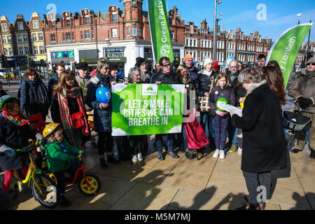 London, Großbritannien. 24. Februar, 2018. Grüne Partei London Assembly Mitglied Caroline Russell spricht an der Produkteinführung in Brixton der Atmung Städten die Kampagne der Grünen Partei. Das Ziel der Kampagne ist es, die lebendige Städte, die sauber, gesund und sicher durch Rückgewinnung von Straßen in der Stadt für die Menschen. Credit: Mark Kerrison/Alamy leben Nachrichten Stockfoto