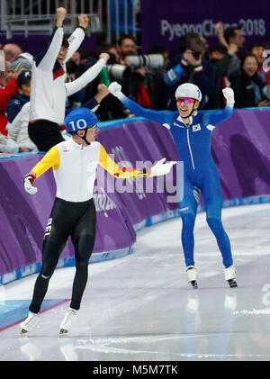 Gangneung, Südkorea. 24 Feb, 2018. Seung-Hoon Lee von der Republik Korea feiert den Gewinn der Goldmedaille in der Geschwindigkeit der Männer Skaten in der PyeongChang 2018 Winter-olympischen Spiele bei Gangneung Oval am Samstag, 24. Februar 2018. Credit: Paul Kitagaki jr./ZUMA Draht/Alamy leben Nachrichten Stockfoto