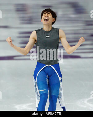 Gangneung, Südkorea. 24 Feb, 2018. Seung-Hoon Lee von der Republik Korea feiert den Gewinn der Goldmedaille in der Geschwindigkeit der Männer Skaten in der PyeongChang 2018 Winter-olympischen Spiele bei Gangneung Oval am Samstag, 24. Februar 2018. Credit: Paul Kitagaki jr./ZUMA Draht/Alamy leben Nachrichten Stockfoto