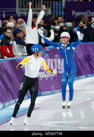 Gangneung, Südkorea. 24 Feb, 2018. Seung-Hoon Lee von der Republik Korea feiert den Gewinn der Goldmedaille in der Geschwindigkeit der Männer Skaten in der PyeongChang 2018 Winter-olympischen Spiele bei Gangneung Oval am Samstag, 24. Februar 2018. Credit: Paul Kitagaki jr./ZUMA Draht/Alamy leben Nachrichten Stockfoto