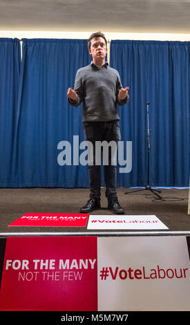 Gas Board Club, Mansfield, Nottinghamshire, England, UK. 24. Februar, 2018. Labour Party event. Owen Jones, Kolumnist für den Guardian und Autor des ('Proleten" und "Einrichtung") bei der "Lösen sie Ben Bradley" Veranstaltung in Mansfield, Nottinghamshire. Ben Bradley die umstrittene Tory MP für Mansfield, der Letzte Kommentare auf Twitter im Hinblick auf die Arbeitslosen, Beschäftigten im öffentlichen Sektor und Jeremy Corbyn, gewann diese Arbeit Sitz von Sir Alan Meale in den letzten Jahren allgemeine Wahl mit einer kleinen Mehrheit der 1.057. Alan Beastall/Alamy leben Nachrichten Stockfoto