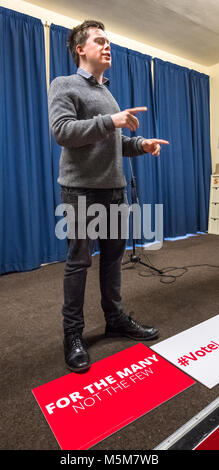 Gas Board Club, Mansfield, Nottinghamshire, England, UK. 24. Februar, 2018. Labour Party event. Owen Jones, Kolumnist für den Guardian und Autor des ('Proleten" und "Einrichtung") bei der "Lösen sie Ben Bradley" Veranstaltung in Mansfield, Nottinghamshire. Ben Bradley die umstrittene Tory MP für Mansfield, der Letzte Kommentare auf Twitter im Hinblick auf die Arbeitslosen, Beschäftigten im öffentlichen Sektor und Jeremy Corbyn, gewann diese Arbeit Sitz von Sir Alan Meale in den letzten Jahren allgemeine Wahl mit einer kleinen Mehrheit der 1.057. Alan Beastall/Alamy leben Nachrichten Stockfoto