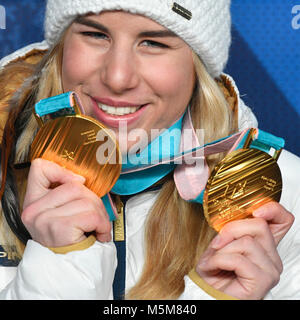 Snowboarder und Skifahrer Ester Ledecka, 22, eine doppelte Goldmedaillenträger, gewann die Goldmedaille im Super-G im alpinen Skisport und im parallel Riesenslalom in Snowboard bei den Olympischen Spielen. PyeongChang, Südkorea, 24. Februar 2018. (CTK Photo/Michal Kamaryt) Stockfoto